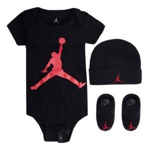 En svart kortärmad Jordan Jumpman Baby body, mössa och tossor. Loggan i rött på plaggen